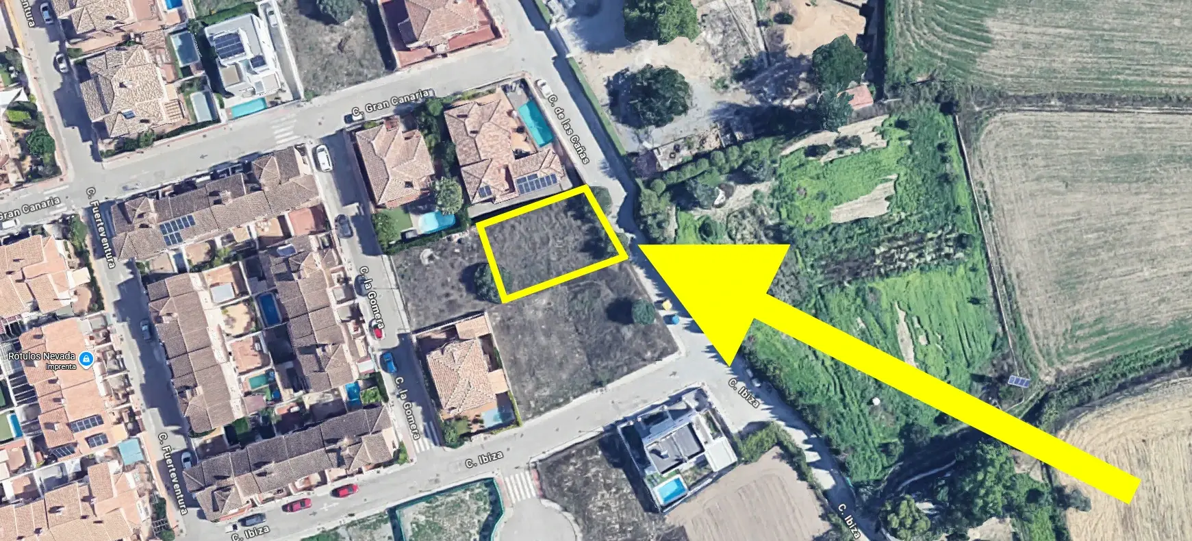 Vista aérea del solar en Ogíjares, con la parcela destacada en amarillo