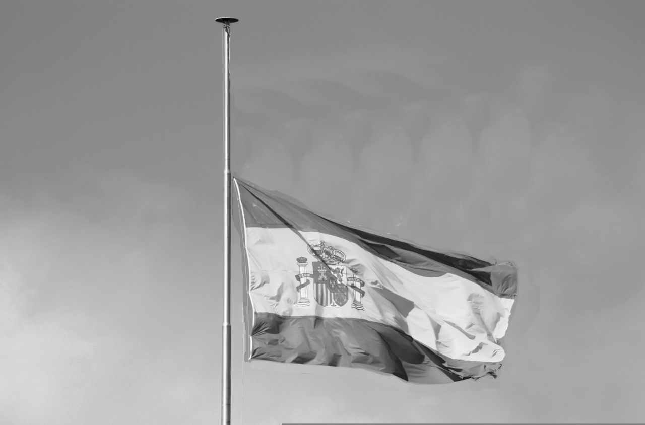 Bandera de España a media asta en blanco y negro