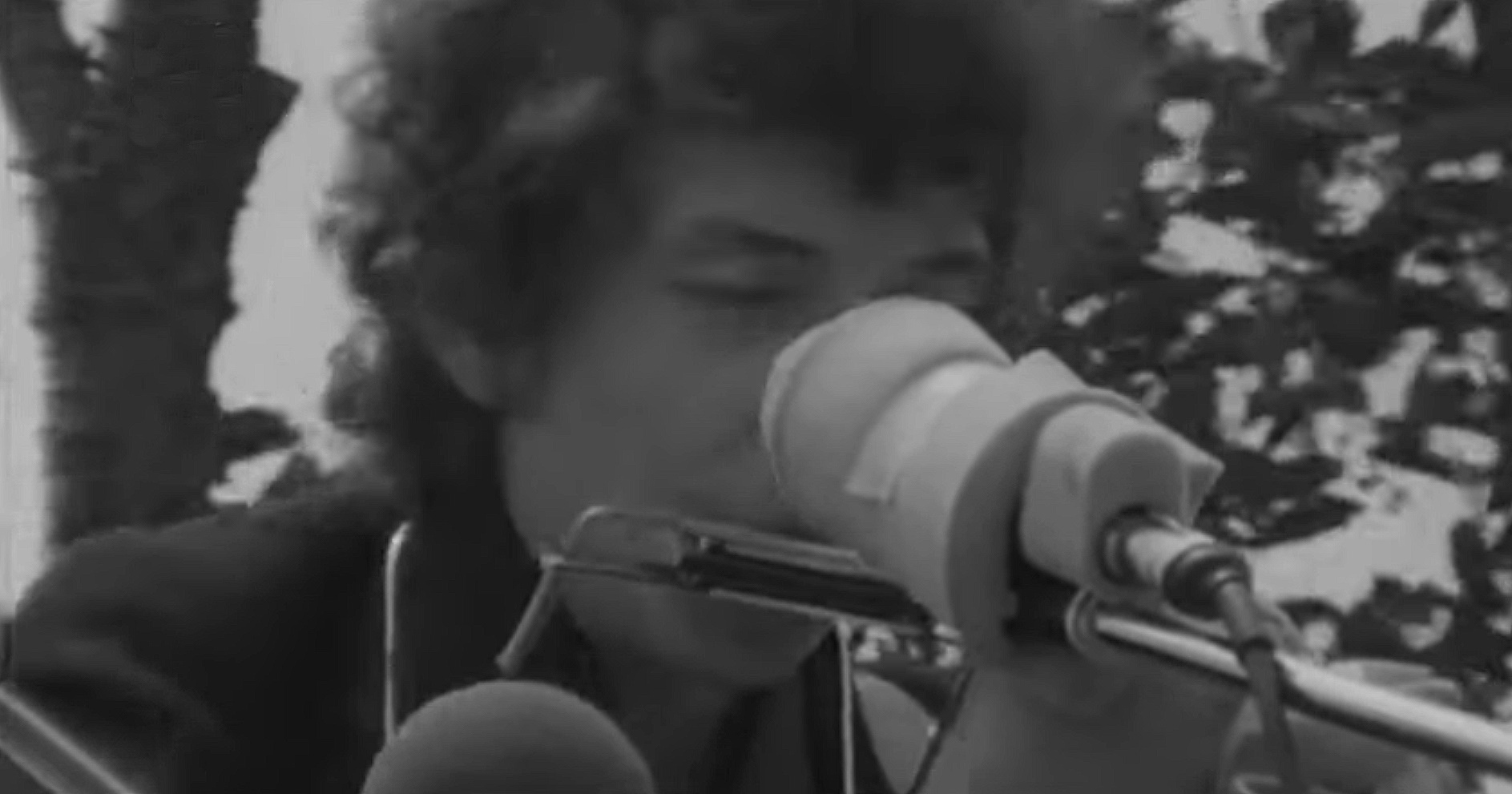 En el festival de Newport de 1965, Bob Dylan tomó una decisión audaz y controvertida que cambiaría para siempre la percepción que el público tenía de él. A diferencia de sus actuaciones anteriores, esta vez subió al escenario acompañado de una banda de rock. Con Mike Bloomfield en la guitarra eléctrica, Al Kooper en el órgano y Barry Goldberg en el piano, Dylan estaba listo para presentar un nuevo sonido que fusionaba elementos de folk y rock.
