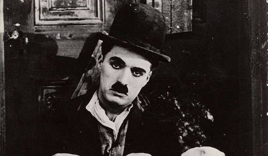 Chaplin trascendió las barreras del lenguaje y del tiempo, dejando un impacto duradero en la comedia y en la cultura popular. Su legado perdura a través de sus películas y su influencia en generaciones de cineastas y artistas. Charles Chaplin, el Vagabundo inmortal del cine, seguirá haciéndonos reír, emocionarnos y reflexionar por generaciones venideras. Su obra y su legado continúan vivos, dejando un recuerdo imborrable en la historia del entretenimiento y en el corazón de aquellos que han tenido el privilegio de ver sus películas.