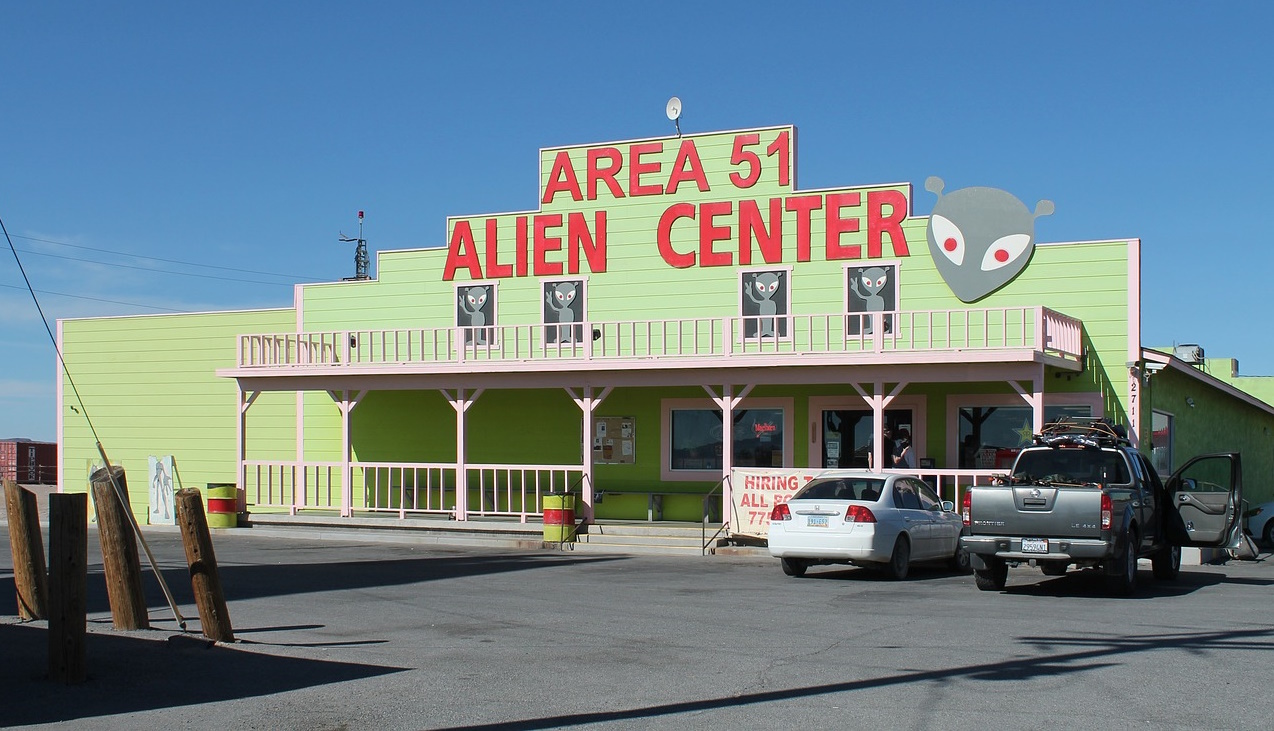 Si alguna vez te has sentido inclinado a creer en seres de otros planetas y tecnología alienígena y tienes algo de dinerillo quemándote en el bolsillo, no temas, porque hay una lista interminable de negocios esperando ansiosamente tu visita en las cercanías de este misterioso lugar en el desierto de Nevada. Así que, agarra tus gafas de aluminio y prepárate para adentrarte en el fascinante mundo de los negocios para crédulos alrededor del Área 51.