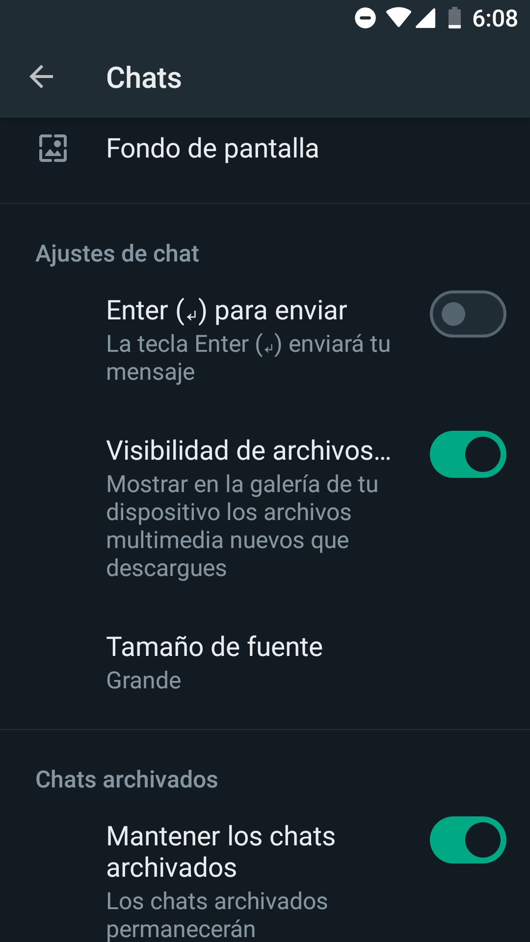 La solución es bastante sencilla y simplemente consiste en entrar en los ajustes de Whatsapp, elegir el apartado chats y desmarcar la opción Visibilidad de archivos. Con esto Whatsapp dejará de hacer todas las copias que hace y Android dejará de hacer copias de esas copias y así sucesivamente.