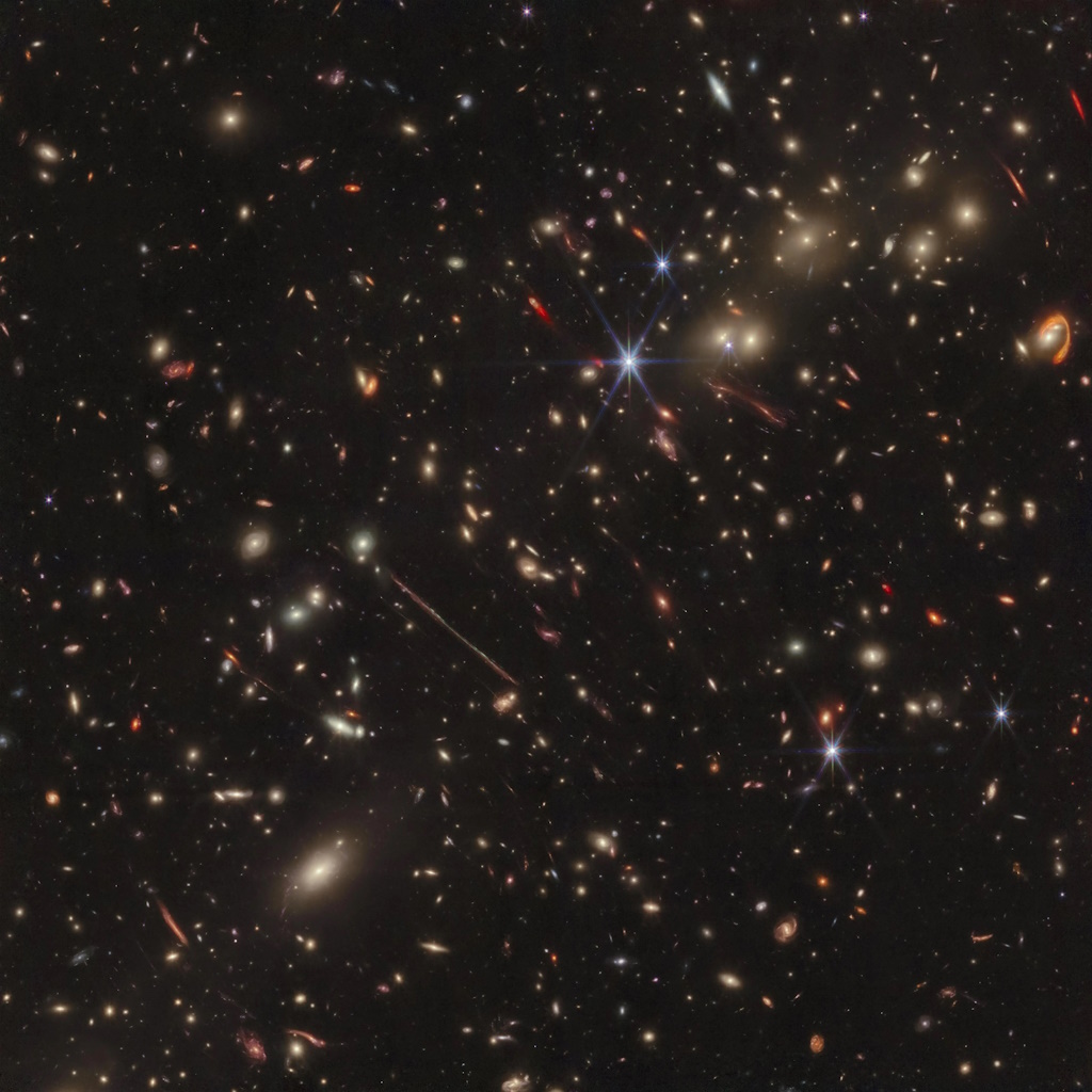 La imagen infrarroja del Telescopio Espacial James Webb del cúmulo de galaxias El Gordo revela cientos de galaxias, algunas nunca vistas con este nivel de detalle. El Gordo actúa como una lente gravitatoria, distorsionando y magnificando la luz de las galaxias lejanas del fondo. Dos de los rasgos más destacados de la imagen son la Delgada, situada justo debajo y a la izquierda del centro de la imagen, y el Anzuelo, un aura roja en la parte superior derecha. Ambas son galaxias con lente de fondo. Imagen NASA, ESA, CSA Ciencia José M. Diego (IFCA), Brenda Frye (Universidad de Arizona), Patrick Kamieneski (ASU), Tim Carleton (ASU), Rogier Windhorst (ASU) Procesamiento de imágenes Alyssa Pagan (STScI), Jake Summers (ASU), Jordan C. J. D'Silva (UWA), Anton M. Koekemoer (STScI), Aaron Robotham (UWA), Rogier Windhorst (ASU)