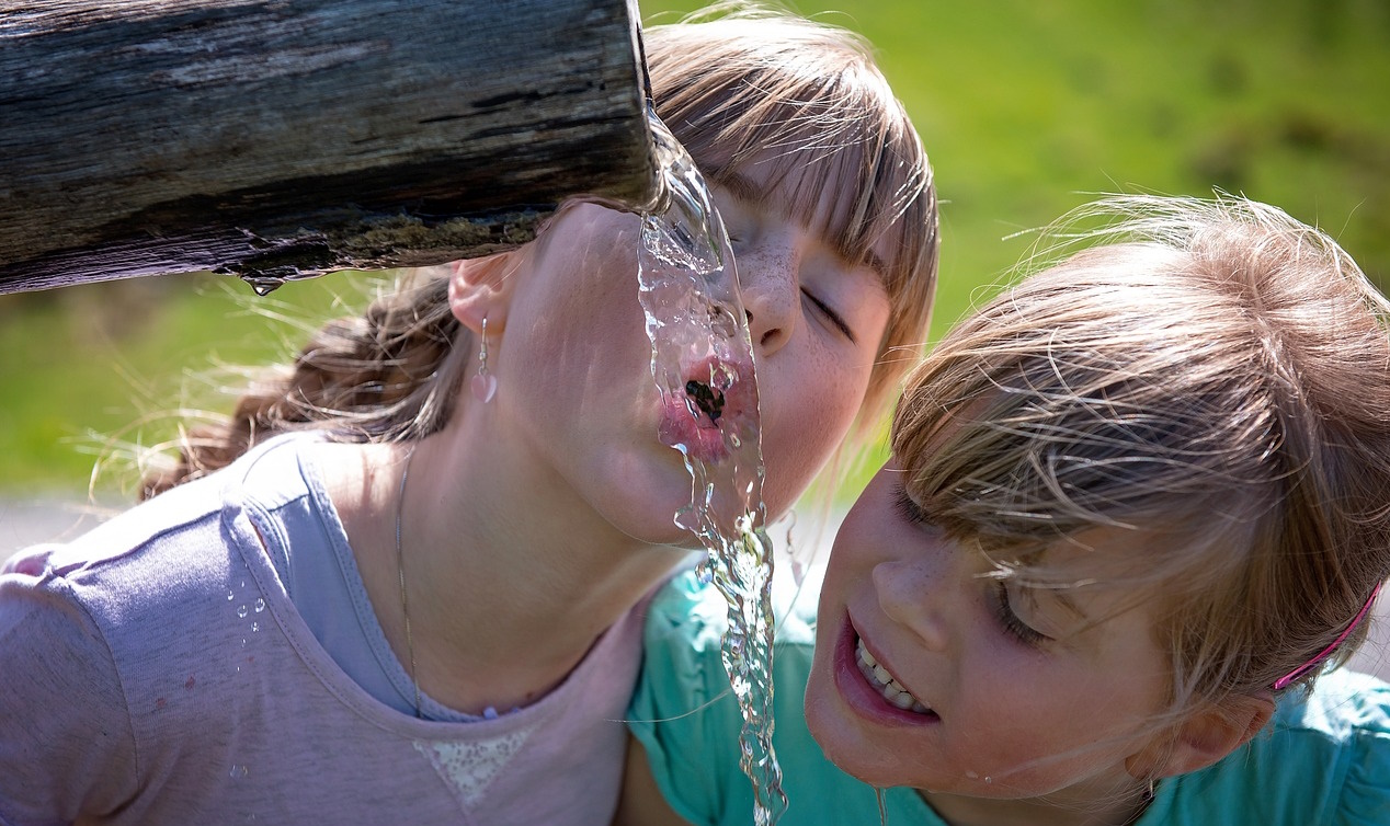 En conclusión, la deshidratación es un problema serio, especialmente para las personas mayores. La sed es una señal temprana de deshidratación, por lo que es esencial tomar medidas a tiempo para evitar complicaciones graves. Beber la cantidad adecuada de agua y mantenerse hidratado es fundamental para garantizar el bienestar y el funcionamiento óptimo del organismo en las personas mayores.