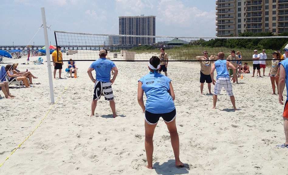 Desde el clásico juego de palas y frisbee con amigos y familiares, hasta deportes de equipo como voleibol, fútbol, yoga o capoeira , los deportes de playa ofrecen ventajas notables para el cuerpo y la musculatura.