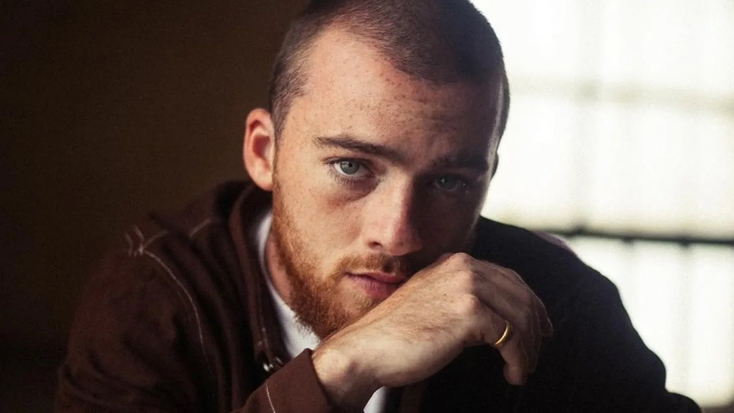 Hoy se ha sabido que el joven actor estadounidense Angus Cloud falleció el pasado 31 de julio cuando acababa de cumplir los 25 años por una sobredosis accidental causada por una combinación de fentanilo, cocaína, metanfetaminas y otras drogas.