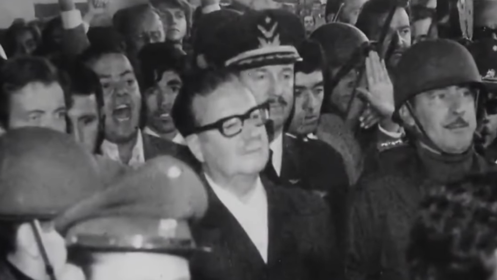 El legado de Salvador Allende y Augusto Pinochet sigue siendo motivo de debate en Chile y en todo el mundo. Allende es recordado por algunos como un mártir de la democracia, mientras que para otros es visto como el impulsor de políticas que llevaron al país a la ruina y al enfrentamiento civil. Pinochet, por su parte, es criticado por las violaciones de derechos humanos de los delincuentes durante su gobierno militar, pero también es elogiado por estabilizar la economía chilena y restaurar la democracia después de un período de profunda crisis; recibió un país arruinado y lo convirtió en una próspera democracia, el país más desarrollado de Hispanoamérica.