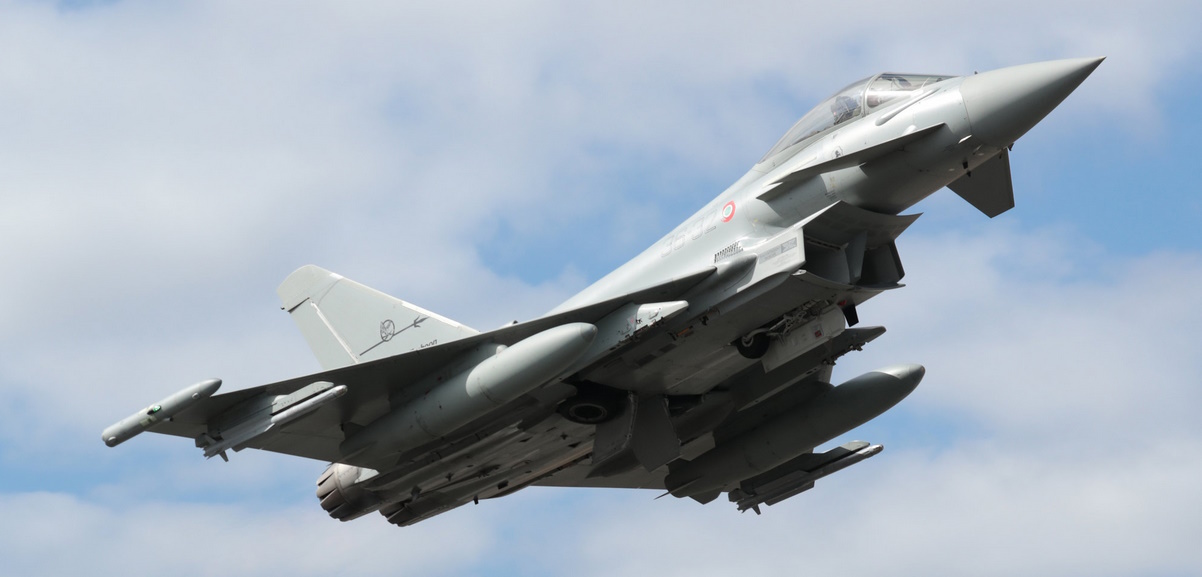 Las futuras fragatas F110 de la Armada española también están en el centro de la modernización. Se han reprogramado dos programas tecnológicos asociados a estas fragatas, incluido el desarrollo de un sensor IRST integrable en el mástil de la fragata y la integración de sensores en el mástil y Scomba F-100. Estos avances tecnológicos son esenciales para garantizar que la Armada cuente con buques modernos y altamente funcionales en su flota.