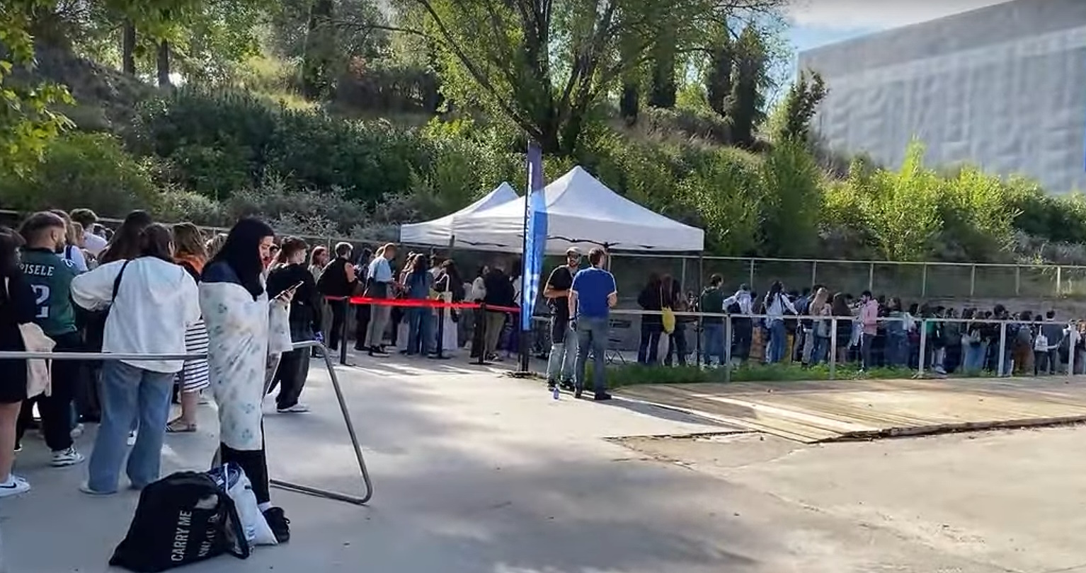 La próxima vez que te canses haciendo cola y sientas que estás tirando tu vida esperando unos minutos para que te atiendan o para entrar a algún local, acuérdate de este video y verás cómo ya no te parece tan duro ser uno más en la fila.