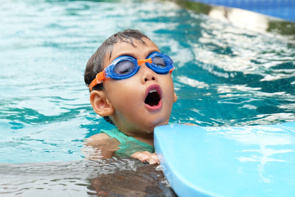 Niño aprende natación de urgencia