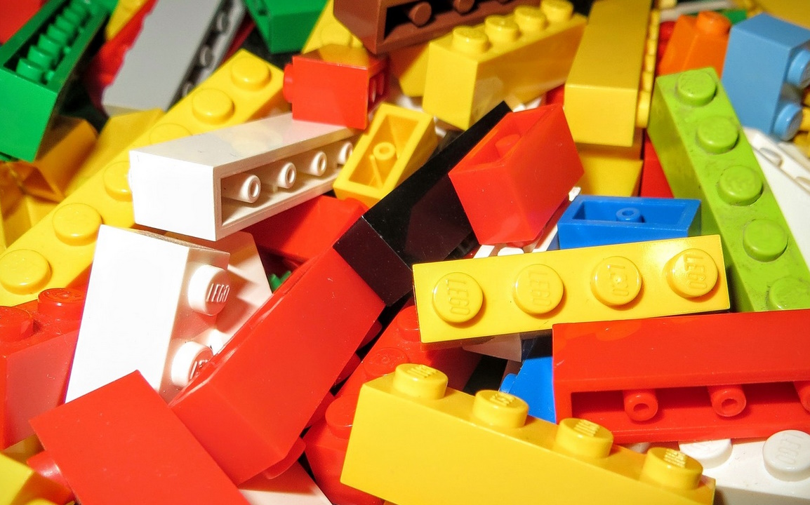 Lego hace dos años anunció un programa para fabricar las piezas que son la base de su negocio a partir de plástico reciclado para reducir la cantidad de emisiones de CO2 que estaban emitiendo a la atmósfera con la fabricación de sus bloques. El plan consistía en fabricar un porcentaje de bloques sostenibles utilizando el tereftalato de polietileno, el famoso PET, en vez del acrilonitrilo butadieno estireno, el ABS. Para entendernos: decidieron utilizar el plástico transparente de las botellas en vez de utilizar el plástico más pesado de los tapones, que es más parecido al que hasta ahora estaban utilizando para la producción.