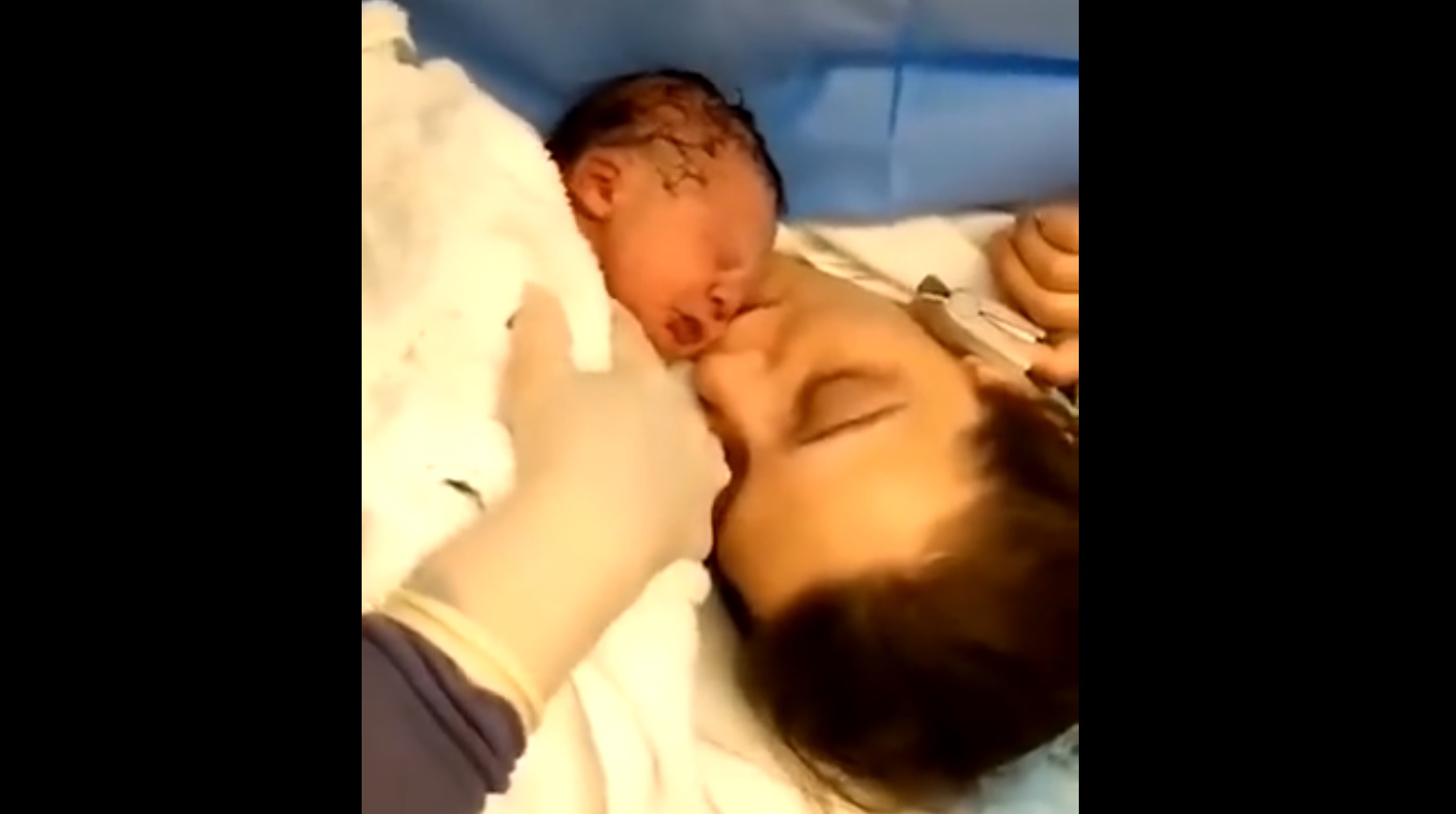 Reacción de un bebé al primer beso de su madre