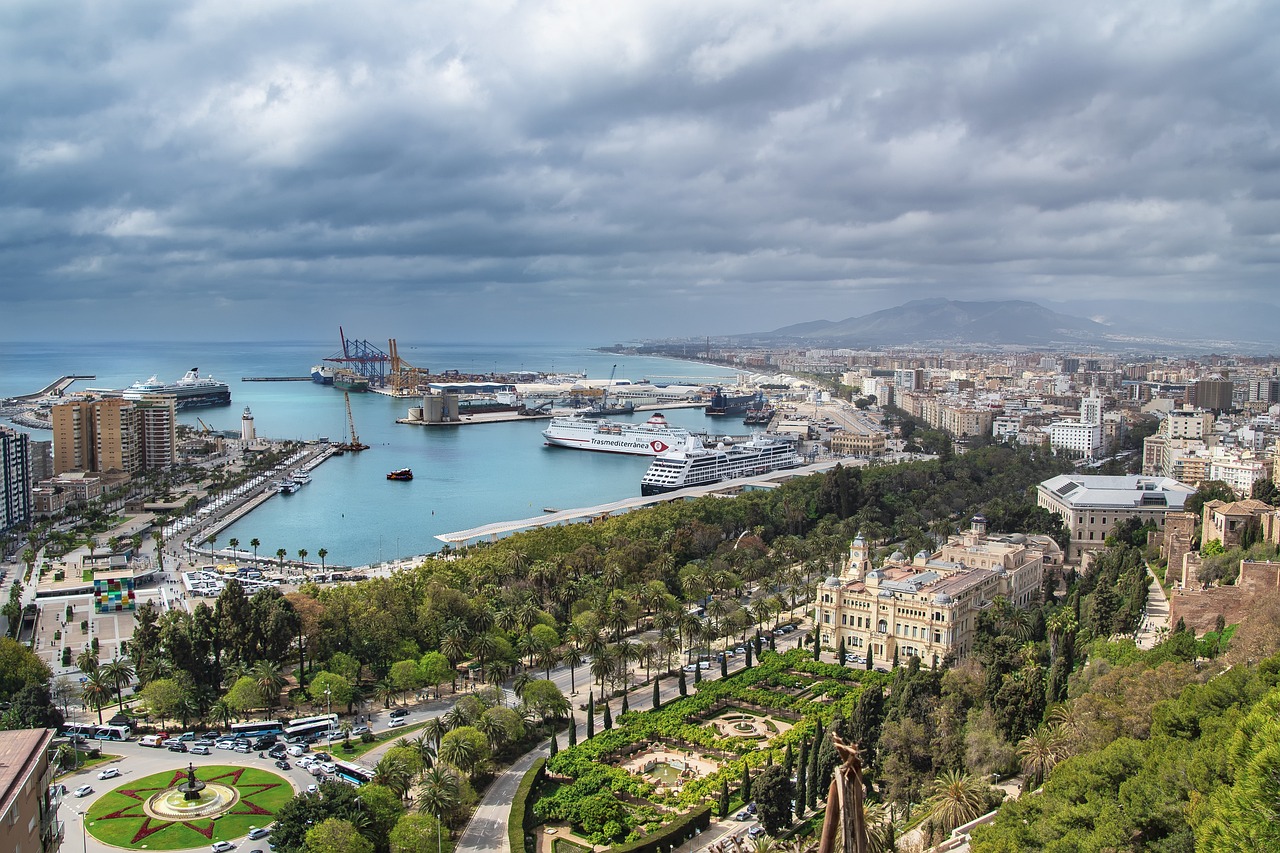 En la era moderna, Málaga se ha convertido en un centro de arte y cultura, siendo la ciudad natal del célebre pintor Pablo Picasso. Su legado cultural sigue vivo en los numerosos museos y galerías de arte. Málaga ha experimentado una notable transformación, convirtiéndose en un destino turístico de primer orden gracias a su clima, sus playas, su rica historia y su vibrante vida cultural. La ciudad ha sabido combinar hábilmente su patrimonio histórico con una moderna infraestructura, lo que la hace especialmente atractiva para los visitantes.