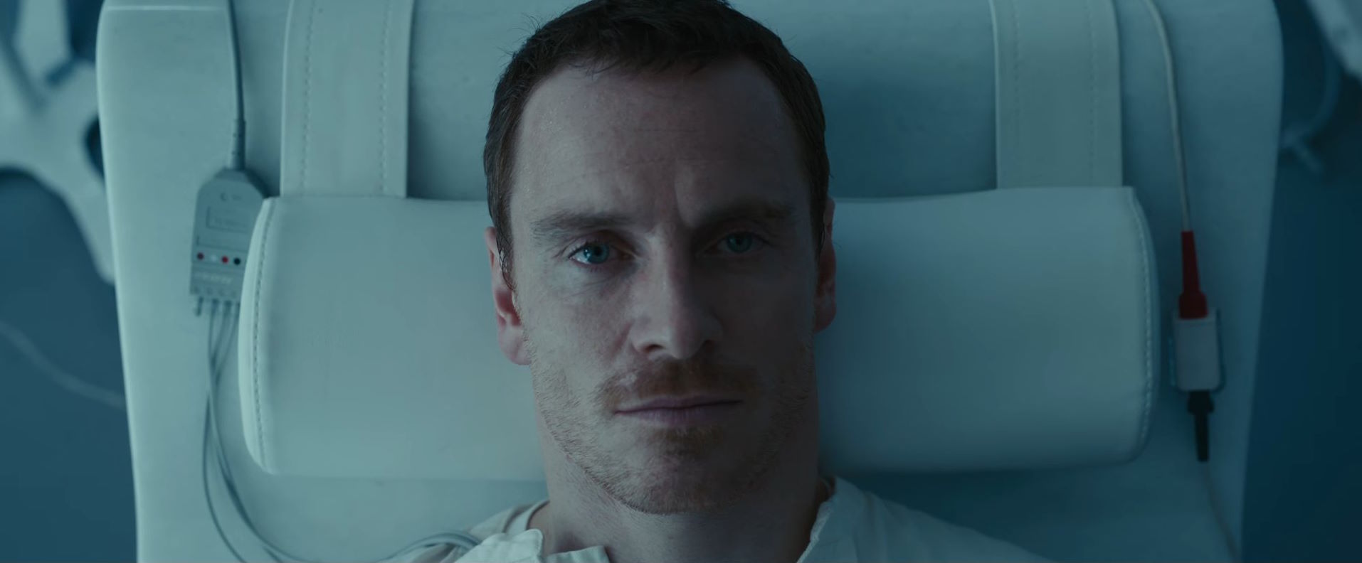 En el corazón de la película está Michael Fassbender, quien asumió el desafiante doble papel de Callum Lynch y su ancestro, Aguilar de Nerja. Esta dualidad es central en la saga "Assassin's Creed", donde los personajes modernos exploran los recuerdos de sus ancestros a través de la máquina Animus. Fassbender, conocido por su versatilidad y profundidad como actor, se sumergió en estos roles con una dedicación que iba más allá de la actuación.