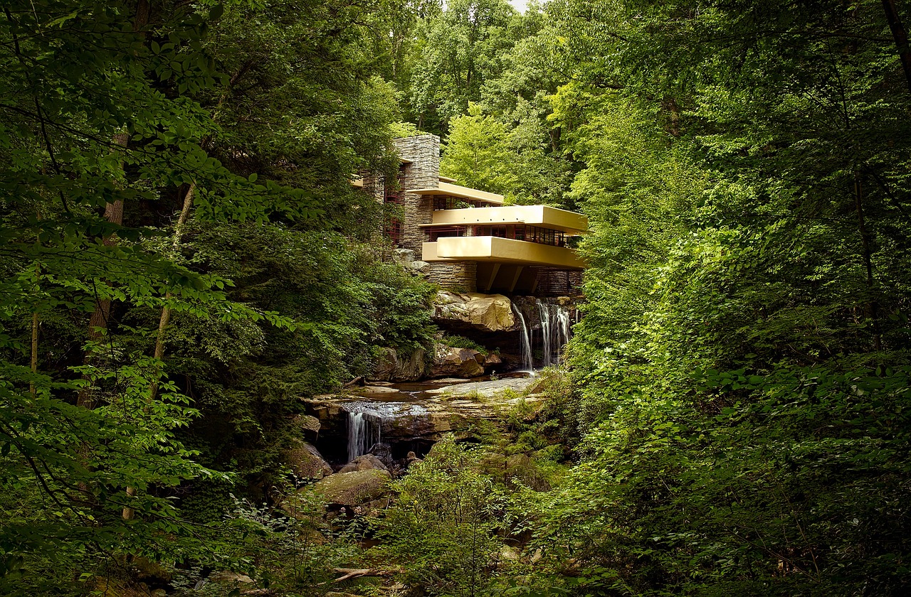 En 1935, Wright comenzó a trabajar en lo que sería una de sus obras maestras: la Casa de la Cascada (Fallingwater) en Pennsylvania. Esta casa se extiende sobre una cascada natural, combinando elementos de diseño orgánico con innovaciones estructurales. La Casa de la Cascada es un ejemplo supremo de cómo Wright incorporó el entorno natural en su arquitectura, creando una armonía entre el edificio y su entorno.