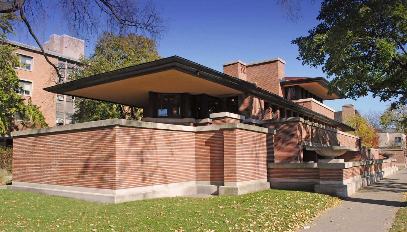 El estilo distintivo de Wright empezó a manifestarse en sus "casas de la pradera", diseñadas a principios del siglo XX. Estas casas, incluyendo la famosa Casa Robie en Chicago (1909), se caracterizan por sus líneas horizontales, techos planos, y la integración con el entorno natural. El diseño revolucionario de la Casa Robie es considerado un punto de inflexión en la arquitectura moderna.