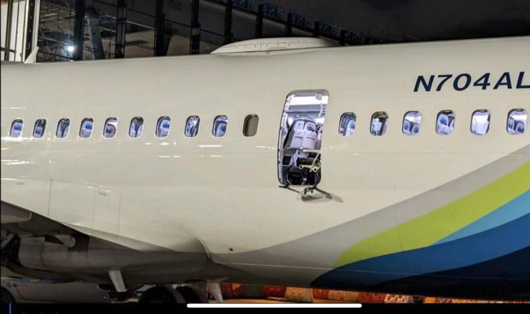 El último incidente del avión ocurrió esta semana en un vuelo de Alaska Airlines que salía desde Portland, en el noroeste de Estados Unidos, y que al poco de despegar tuvo que volver a Portland porque una sección del fuselaje había saltado por los aires. Como puedes ver en las imágenes que hay aquí abajo es una sección entera del fuselaje que está preparada para instalar una puerta de emergencia si el cliente lo solicita. En este caso la puerta de emergencia no existía por lo que desde el interior del avión solo se veía una ventana más pero al salir arrancado el panel completo desde fuera se puede ver perfectamente que es el hueco reservado para una puerta.