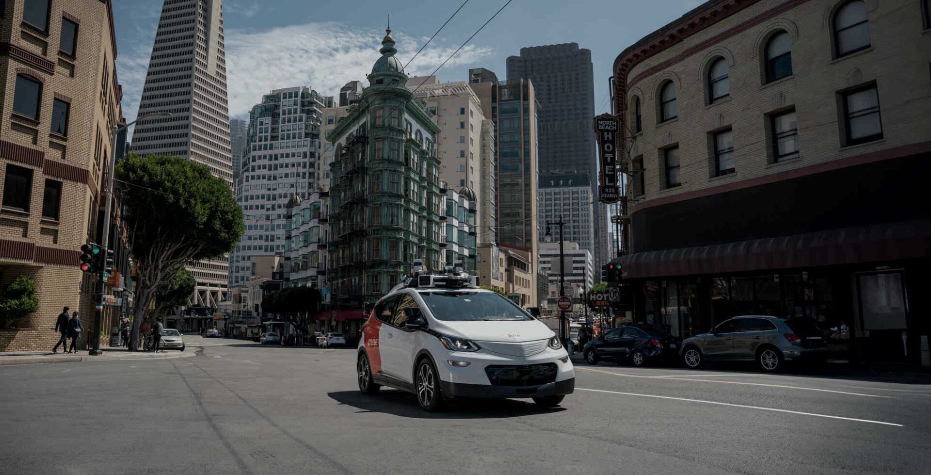 Con esos antecedentes Cruise, filial de General Motors, solicitó permiso para prestar servicios de robotaxi en San Francisco y el pasado mes de agosto le fue concedida autorización para desplegar una flota de 400 vehículos autónomos y prestar un servicio comercial de taxis. Como te puedes imaginar, la noticia fue un bombazo y en los medios dedicados a la tecnología se miró con lupa el funcionamiento del sistema.
