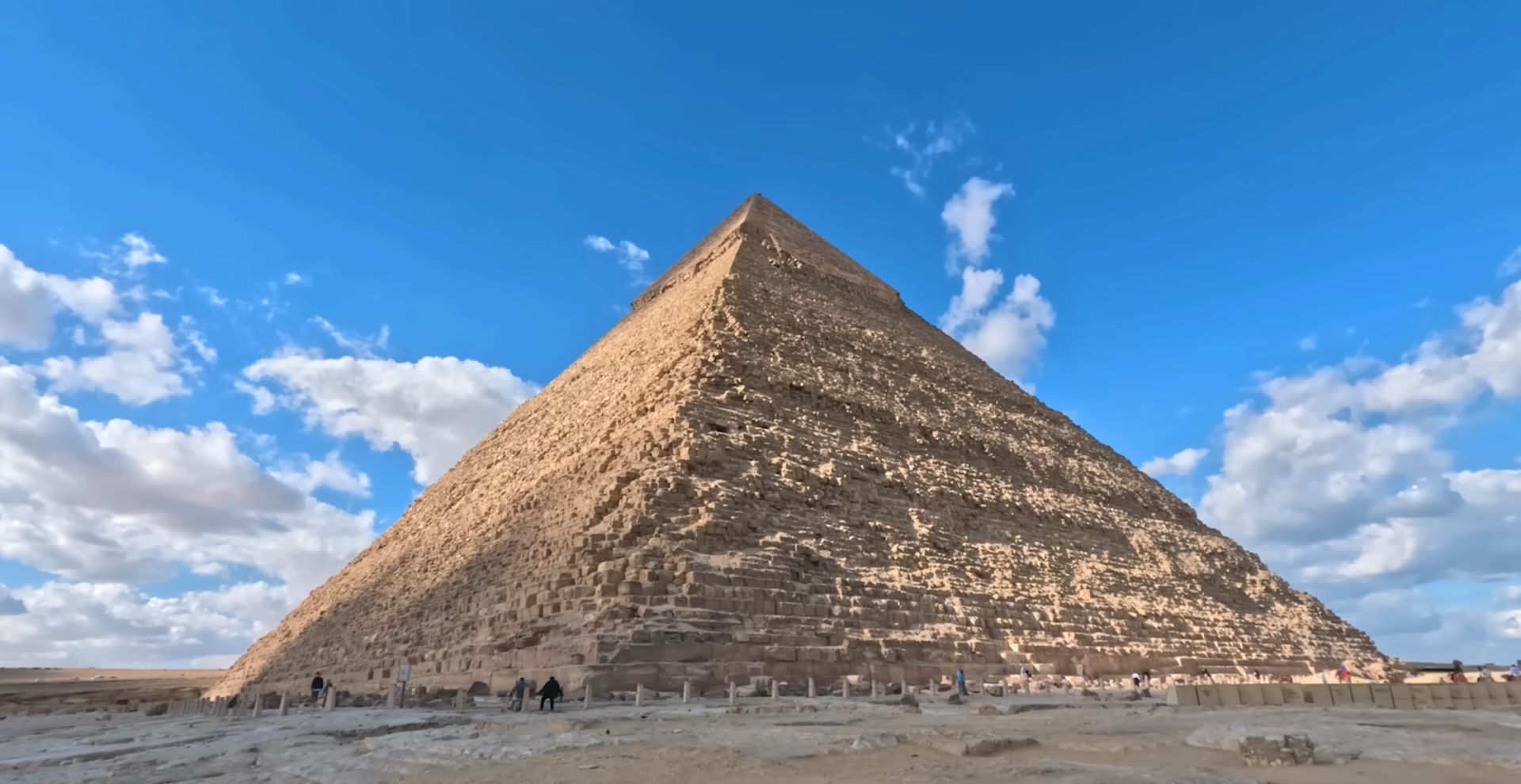 De las 7 Maravillas del Mundo Antiguo, la Gran Pirámide es, con diferencia, la más antigua y, sin embargo, la única que sigue en pie.