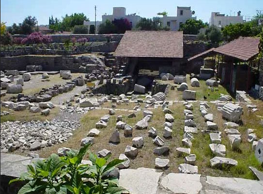 Aún se pueden visitar sus cimientos en Bodrum (actual Turquía) y muchas de sus estatuas y relieves originales, algunos de los cuales se conservan hoy en el Museo Británico.