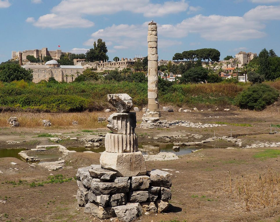 Finalmente, fue derribado por una turba en el año 401 d.C.. Hoy sólo queda una columna, pero algunos fragmentos se conservan en el Museo Británico.