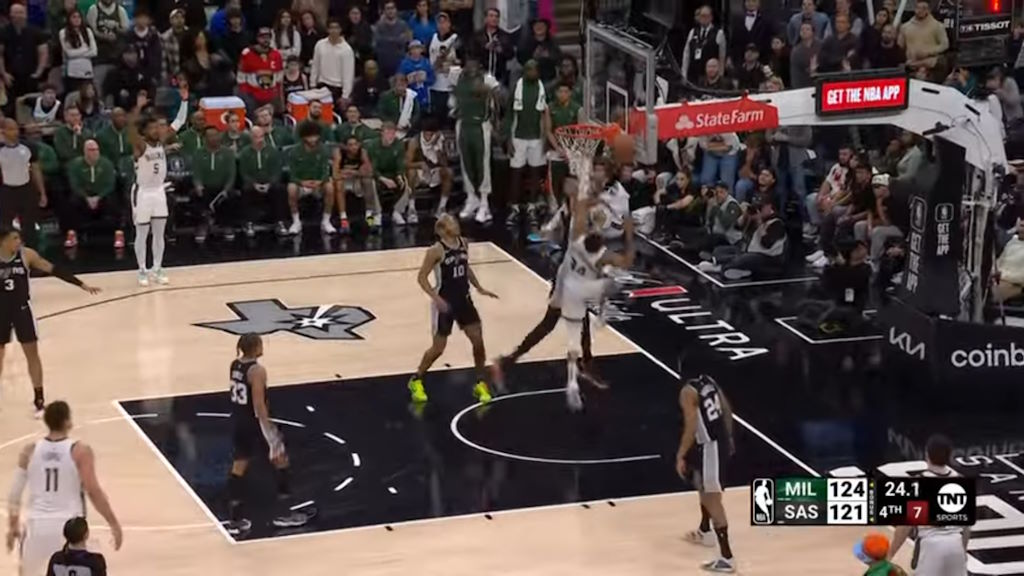 Esto me ha venido a la cabeza porque acabo de ver en Youtube un resumen de dos minutos y pico de el partido de ayer entre los Milwakee Bucks y los San Antonio Spurs y hace un rato acababa de ver el resumen del partido entre el Real Madrid y el Barcelona de la Euroliga. Es decir, el partido entre los equipos españoles es de lo mejor que te puede ofrecer el baloncesto europeo; aparte de los equipos griegos, turcos o rusos (cuando pueden participar porque no están metidos en un follón) el Madrid y el Barcelona forman parte de esa selecta élite destinada a jugar un año sí y al otro también la final four de la Euroliga.