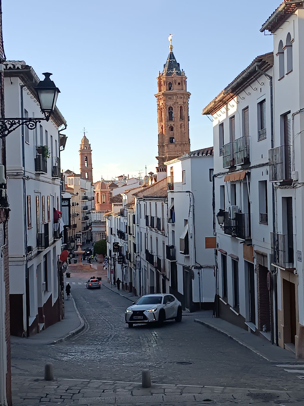 Cuesta de Zapateros con la torre de la Colegiata de San Sebastián en primer plano