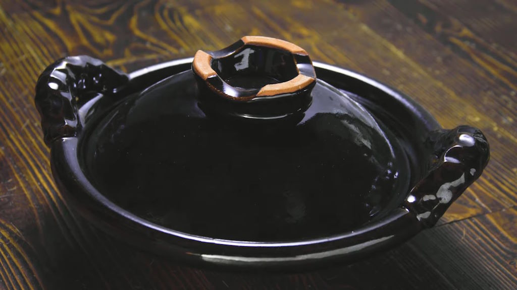 El donabe, una olla de cerámica resistente al calor, es el corazón de la cocina casera japonesa. Utilizada para cocinar al vapor, hervir y estofar, esta olla versátil es apreciada por su capacidad para distribuir el calor de manera uniforme y mantener los alimentos calientes durante la comida. El donabe es más que una simple olla; es una pieza central en la mesa japonesa, promoviendo una experiencia culinaria que es tanto compartida como profundamente personal.