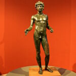 Estatua del Efebo de Antequera pieza romana alrededor de la ual está construido el Museo Arqueológico de Antequera