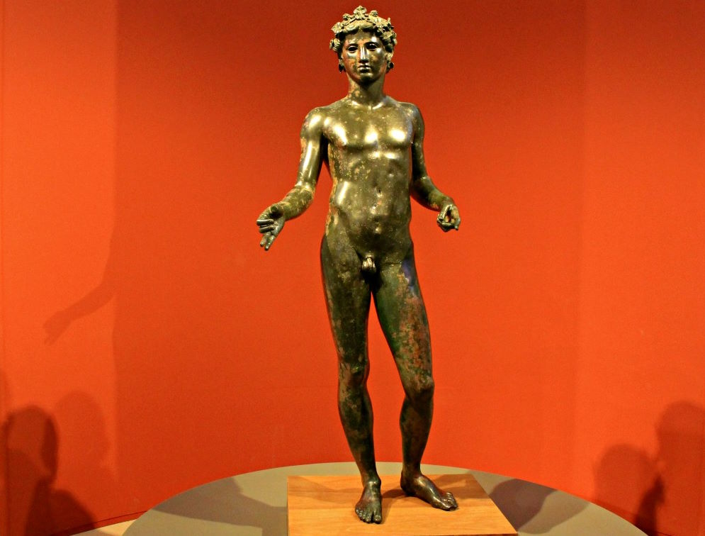 Estatua del Efebo de Antequera pieza romana alrededor de la ual está construido el Museo Arqueológico de Antequera