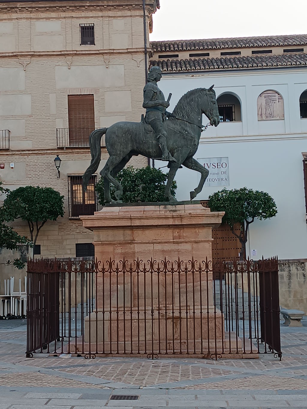 Estatua del Infante Don Fernando conquistador de la ciudad en la Plaza del Coso Viejo