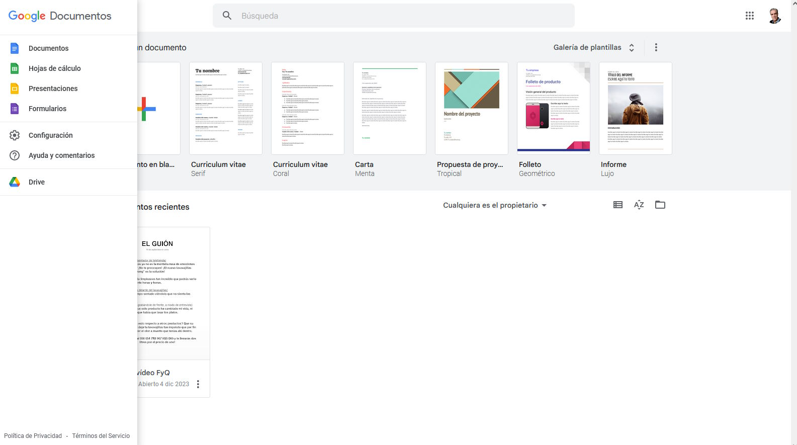 En el competitivo entorno empresarial de hoy, las pequeñas empresas necesitan herramientas que potencien su productividad, mejoren la colaboración y minimicen los costes. Google Docs se presenta como una solución robusta que responde a estas necesidades, ofreciendo un procesador de texto en la nube que permite crear, editar y compartir documentos en tiempo real.