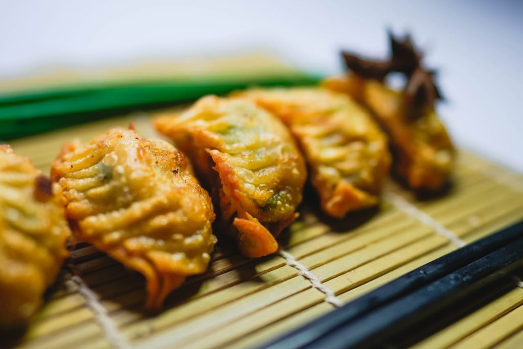 Cada variante de gyoza cuenta una historia diferente, ya sea de innovación culinaria, de adaptación regional o de preferencias dietéticas. Lo que todas tienen en común es su capacidad para reunir a las personas alrededor de una mesa, compartiendo no solo comida, sino también cultura, tradición y momentos de alegría. La gyoza, en todas sus formas, es un testimonio de la diversidad y la riqueza de la cocina japonesa, invitando a todos a descubrir y disfrutar de sus innumerables sabores y texturas.