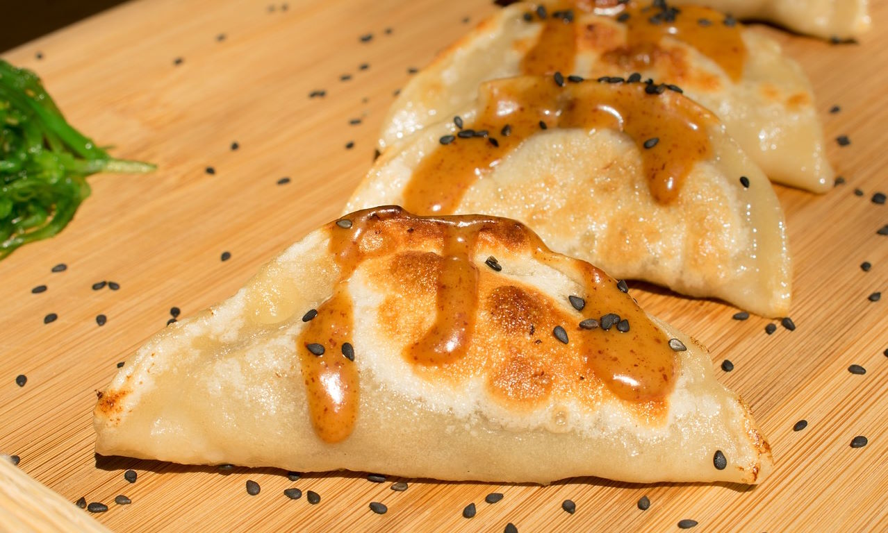 Empanadillas japonesas rellenas de carne y verduras, generalmente cerdo y repollo, cocinadas hasta obtener una base crujiente, mientras el resto de la empanadilla se cocina al vapor, ofreciendo un contraste de texturas. En España, las gyoza se han popularizado como un entrante o tapa, adaptándose perfectamente a la cultura de picoteo y compartición, siendo apreciadas por su jugosidad interior y su versatilidad, pudiendo encontrarse versiones vegetarianas o de otros rellenos.