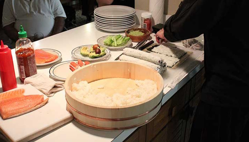 El hangiri es un recipiente de madera, esencial para el proceso de preparación del sushi. Después de cocer el arroz, se transfiere al hangiri, donde se abanica mientras se mezcla con vinagre de arroz. Este proceso no solo enfría el arroz rápidamente sino que también le otorga el brillo y la textura pegajosa perfecta para el sushi. La madera de ciprés utilizada en la fabricación del hangiri juega un papel crucial, ya que absorbe el exceso de humedad y contribuye al sabor.