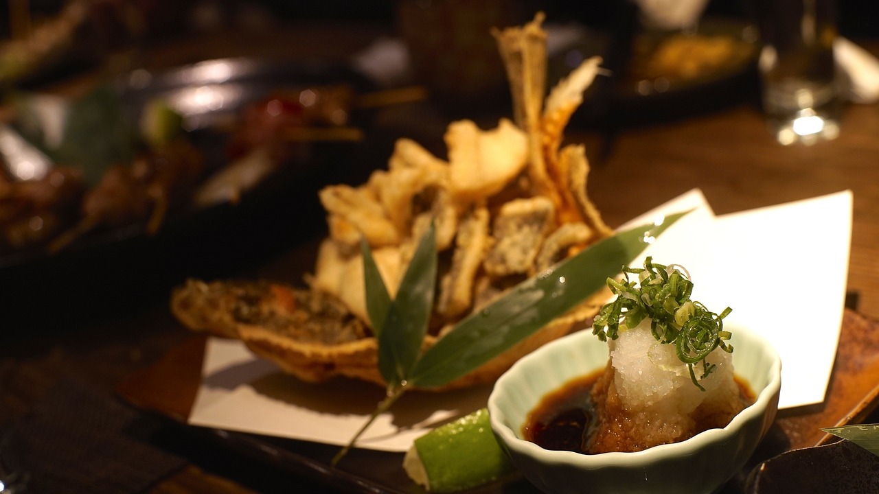 El kaiseki es la máxima expresión de la cocina japonesa, elevando la preparación y consumo de alimentos a un arte. Esta experiencia culinaria se compone de múltiples platos servidos en un orden específico, diseñados para celebrar las estaciones y enfatizar los sabores y texturas naturales de los ingredientes. La presentación es tan importante como el sabor, con una atención meticulosa al detalle en cada plato. En España, los restaurantes que ofrecen kaiseki buscan reproducir esta experiencia cultural, que puede sorprender por su enfoque en la estacionalidad y la sutileza, algo no siempre prioritario en las cocinas occidentales.