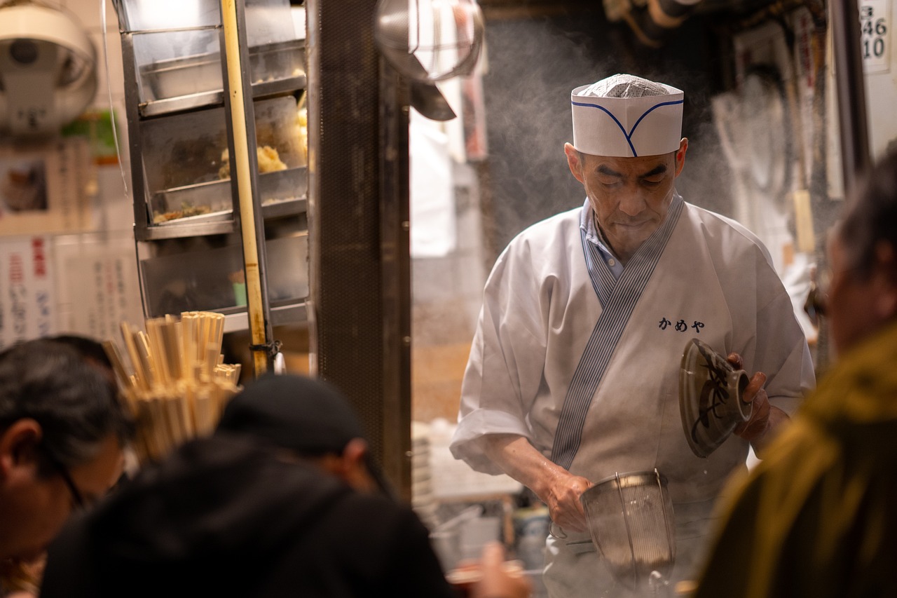 Kappo, menos conocido que el sushi o el kaiseki, es un estilo de cocina japonesa que se centra en la relación entre el chef y el comensal. En un entorno kappo, los clientes suelen sentarse en una barra frente a la cocina abierta, lo que permite observar directamente cómo se preparan los platos. La idea es ofrecer una experiencia culinaria más íntima y personalizada, donde el chef puede ajustar los platos según las preferencias de los comensales. En España, esta experiencia se traduce en una oportunidad única para entender y apreciar la destreza y la creatividad del chef de cerca.