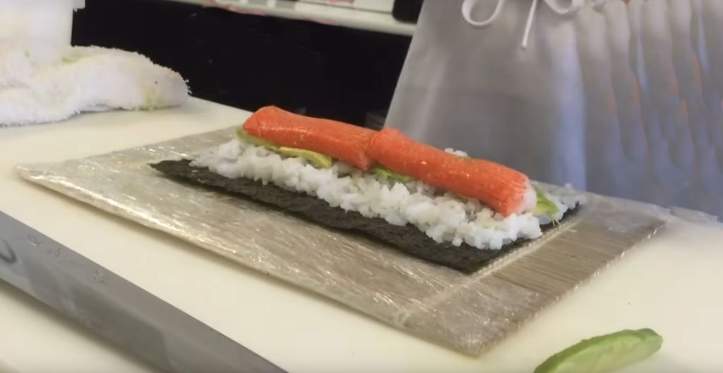 El makisu, una esterilla de bambú envuelta en hilo de algodón, es indispensable para formar los rollos de sushi. La flexibilidad del makisu permite al chef ajustar la presión aplicada durante el enrollado, asegurando que el sushi mantenga su forma sin aplastar el arroz o el relleno. Este utensilio simple pero efectivo demuestra cómo la cocina japonesa valora la precisión en cada paso del proceso culinario.