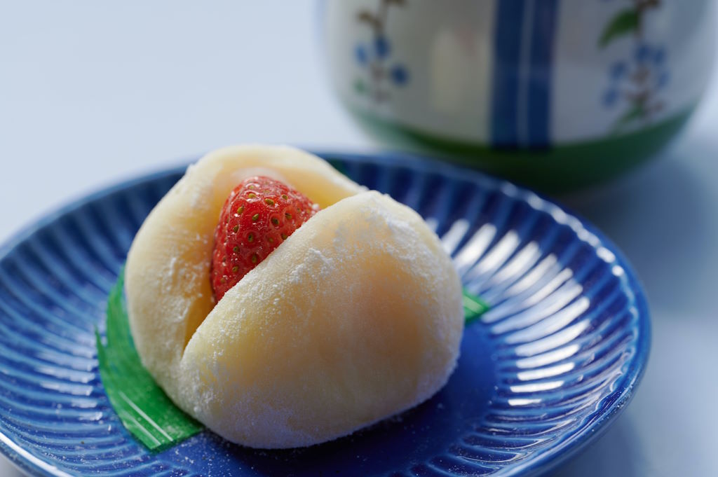 Para disfrutar del mochi en su mejor estado, es recomendable sacarlo del refrigerador unos minutos antes de consumirlo (excepto el mochi de helado), permitiendo que alcance una textura más suave y una mayor liberación de sabores. Recuerda siempre revisar la fecha de caducidad y almacenar el mochi según las recomendaciones para garantizar su frescura y calidad.