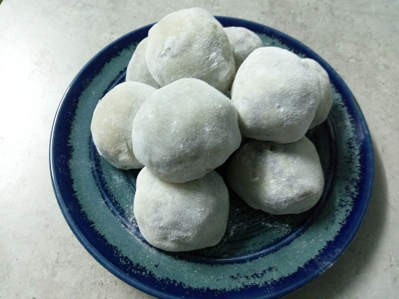 El mochi, un dulce japonés hecho de arroz glutinoso molido y formado en pasteles, ha ganado popularidad en España como un final perfecto para una comida japonesa. Este postre puede estar relleno con una variedad de ingredientes, siendo el anko (pasta de judías rojas dulces) uno de los más tradicionales. Sin embargo, la innovación en sabores como el té verde, fresa y hasta helado ha hecho del mochi una delicia moderna que atrae a un amplio espectro de paladares. La textura única y masticable del mochi, combinada con sus rellenos dulces y a veces sorprendentes, lo convierten en un favorito tanto para los amantes de lo dulce como para aquellos en busca de una experiencia culinaria diferente.