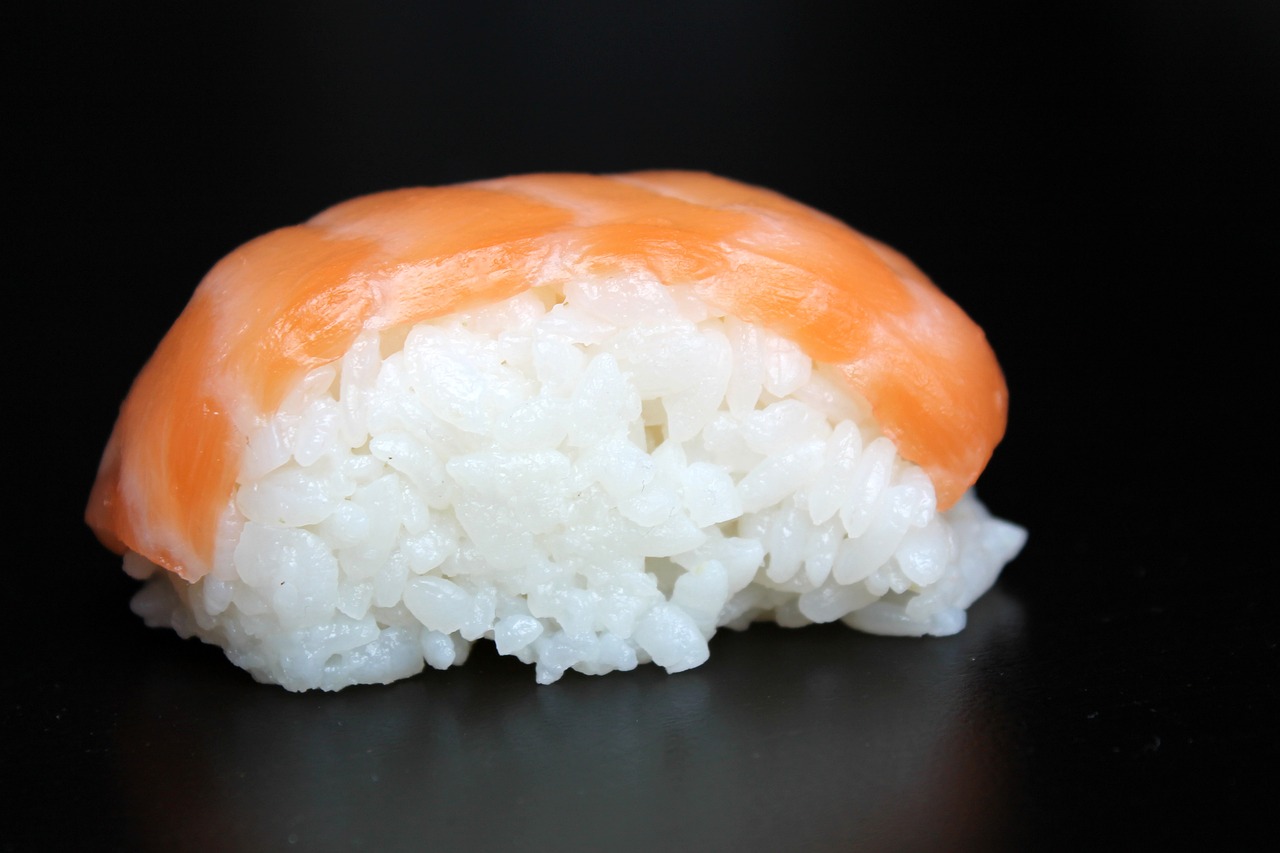 Sushi que consiste en una pequeña bola de arroz vinagrado, sobre la cual se coloca una pieza de pescado crudo o marisco. Es uno de los tipos más puros y apreciados de sushi, destacando la calidad del pescado y la habilidad del sushi chef. En España, el nigiri se valora por su simplicidad y elegancia, ofreciendo a los amantes del sushi una manera directa de disfrutar de la frescura y el sabor del marisco y el pescado, realzados solo por un toque de wasabi y posiblemente un poco de salsa de soja.