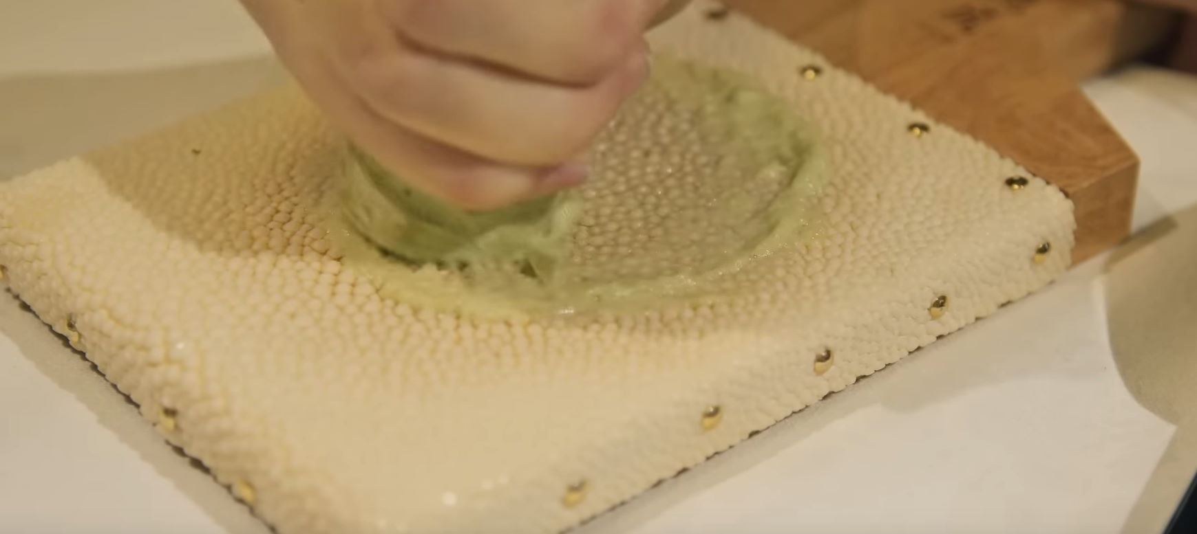 Para preparar wasabi fresco, necesitarás un rallador de wasabi, idealmente uno hecho de piel de tiburón, aunque cualquier rallador fino puede funcionar. Ralla la raíz en movimientos circulares para obtener una pasta fina. Deja reposar la pasta unos minutos antes de servir para que se desarrolle su sabor plenamente.