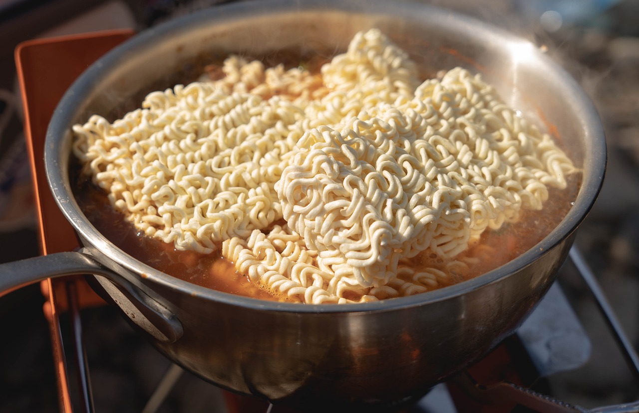 Cada variedad de ramen ofrece una ventana a la cultura y las tradiciones japonesas, invitando a los comensales a explorar la profundidad y diversidad de este plato emblemático. Ya sea por su rica historia, su complejidad de sabores o su capacidad para confortar y satisfacer, el ramen ocupa un lugar especial en el corazón de la gastronomía japonesa y en las mesas de aficionados de todo el mundo.