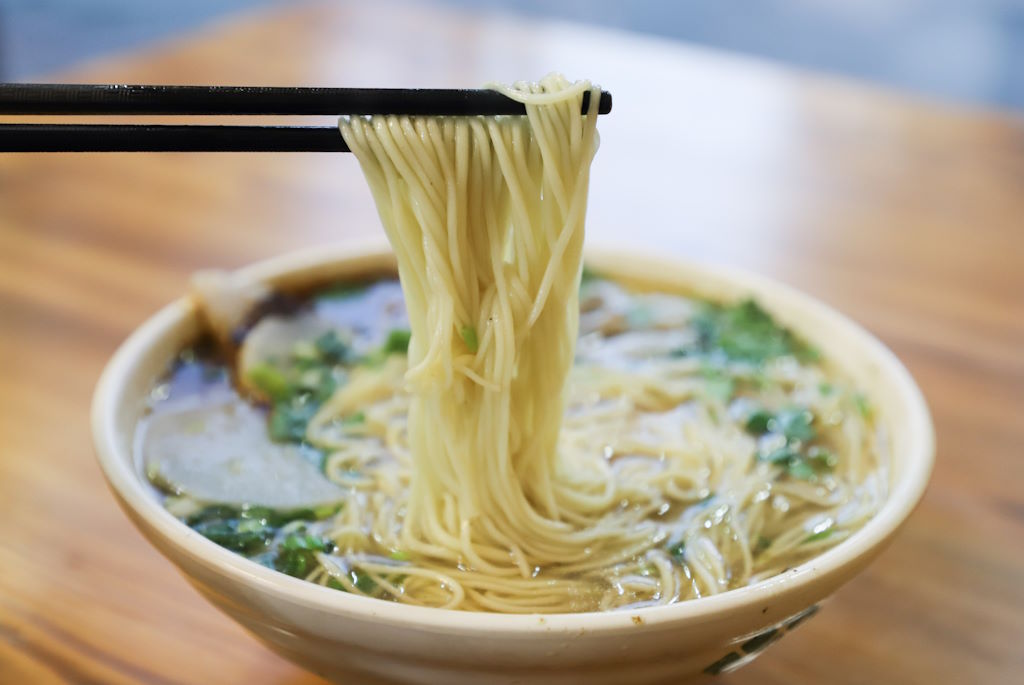 El ramen es un plato de sopa de fideos que ha encontrado un lugar especial en el corazón de los españoles. Originario de Japón, este plato consiste en fideos de trigo servidos en un caldo sabroso, típicamente basado en carne o pescado, y se complementa con diversos ingredientes como carne de cerdo, brotes de bambú, huevo cocido, nori y cebollas verdes. La versatilidad del ramen permite una amplia gama de sabores y estilos, desde el ligero y claro Shoyu hasta el rico y cremoso Tonkotsu, convirtiéndolo en un favorito entre aquellos que buscan tanto sabor como sustancia en su comida.