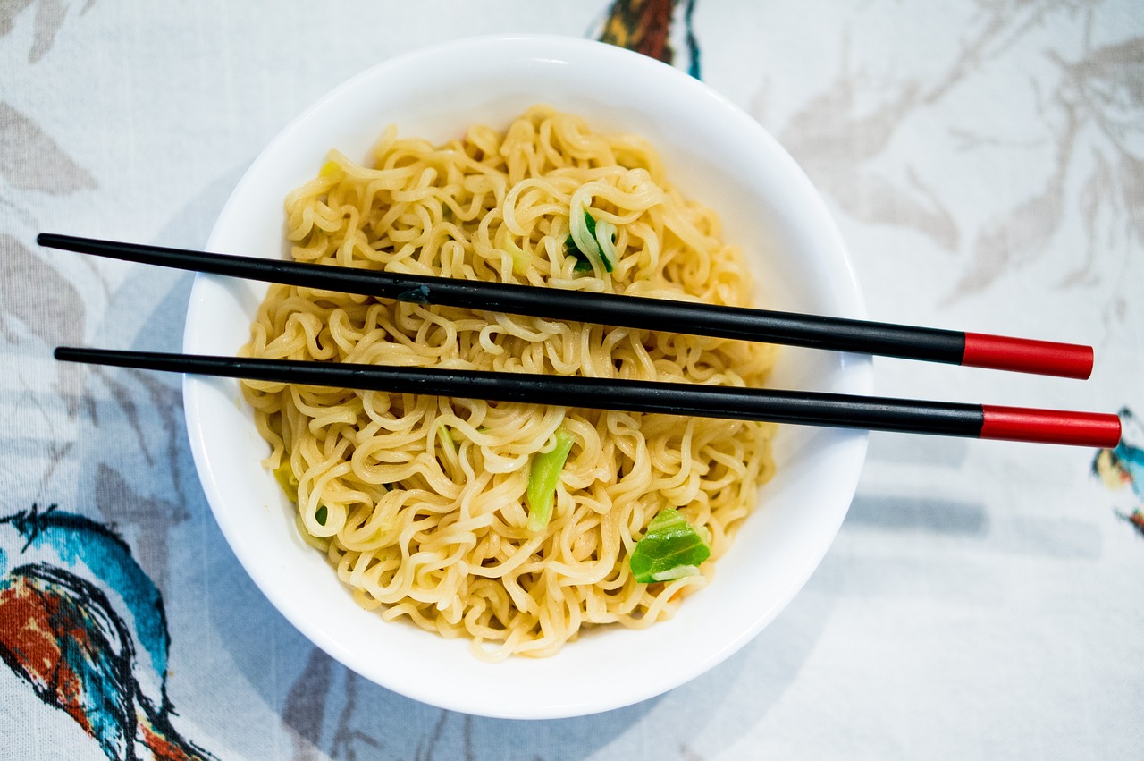 Sopa de fideos japonesa que ha ganado fama mundial, consistente en caldo, fideos, carne (generalmente cerdo o pollo) y diversos acompañamientos como nori, menma (brotes de bambú encurtidos) y huevo cocido. Existen varias regiones en Japón que tienen su propia versión de ramen, diferenciándose principalmente en el caldo. En España, el ramen se ha convertido en un plato popular, atrayendo a quienes buscan autenticidad y confort en un solo tazón, con restaurantes especializados que ofrecen desde las versiones más tradicionales hasta innovadoras interpretaciones locales.