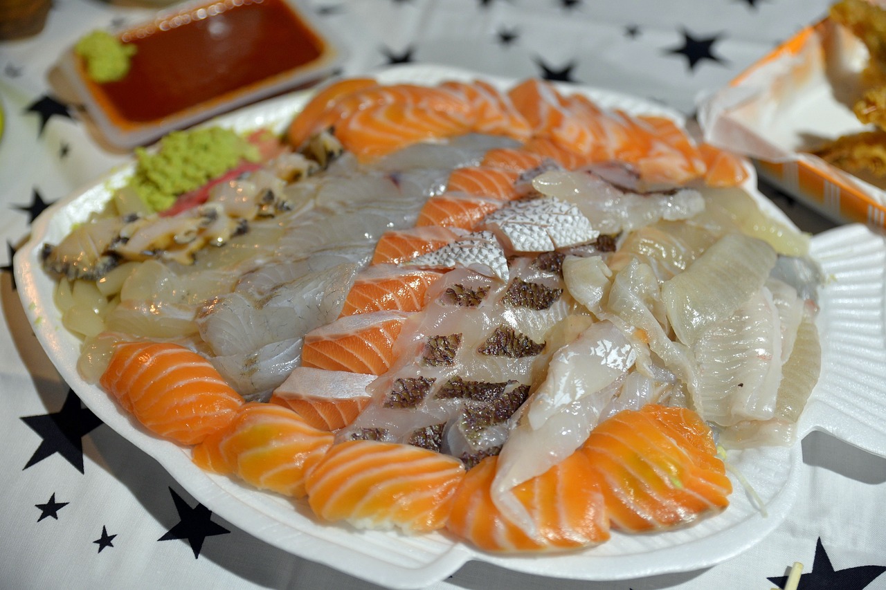 Plato de pescado o marisco crudo, finamente rebanado, servido sin arroz. Es una expresión pura de la calidad del ingrediente, donde la frescura y el corte del pescado juegan roles cruciales. En España, el sashimi es apreciado por los conocedores de la cocina japonesa como una forma de disfrutar la textura y el sabor delicado del marisco y el pescado, ofreciendo una experiencia culinaria que destaca el respeto por el ingrediente y la simplicidad en su máxima expresión.