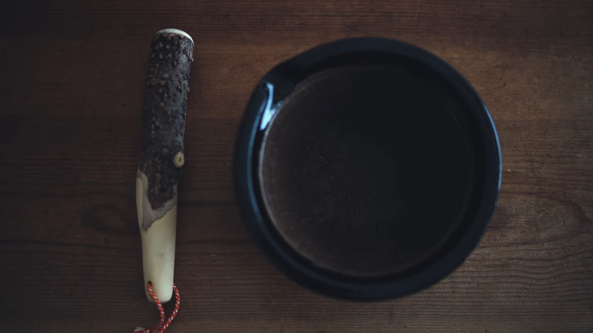 La pareja formada por el suribachi y el surikogi, un mortero y una mano de mortero respectivamente, es vital para la preparación de pastas y salsas japonesas. El interior estriado del suribachi es ideal para triturar semillas de sésamo, especias y otros ingredientes, liberando sus aceites y aromas esenciales. Esta técnica de triturado no solo maximiza el sabor sino que también preserva la textura deseada de los ingredientes, un testimonio de la atención al detalle en la cocina japonesa.