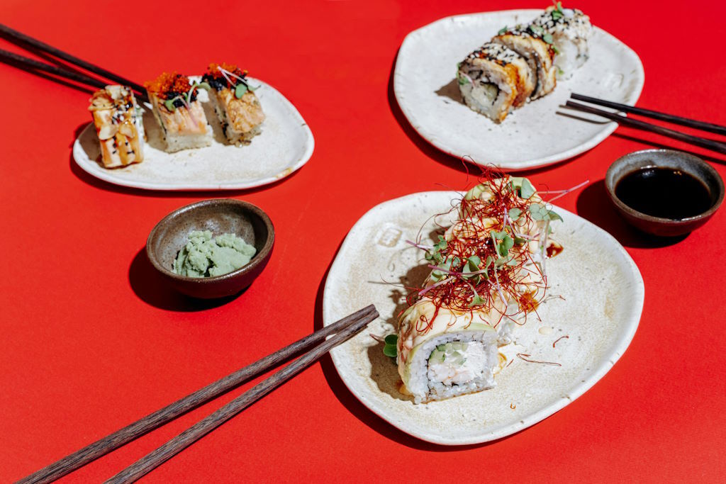 El uso más conocido del wasabi es junto al sushi y sashimi. Una pequeña cantidad de wasabi se coloca entre el pescado y el arroz o directamente sobre el pescado para el sashimi, ofreciendo un contrapunto picante que realza el sabor del marisco fresco sin dominarlo.