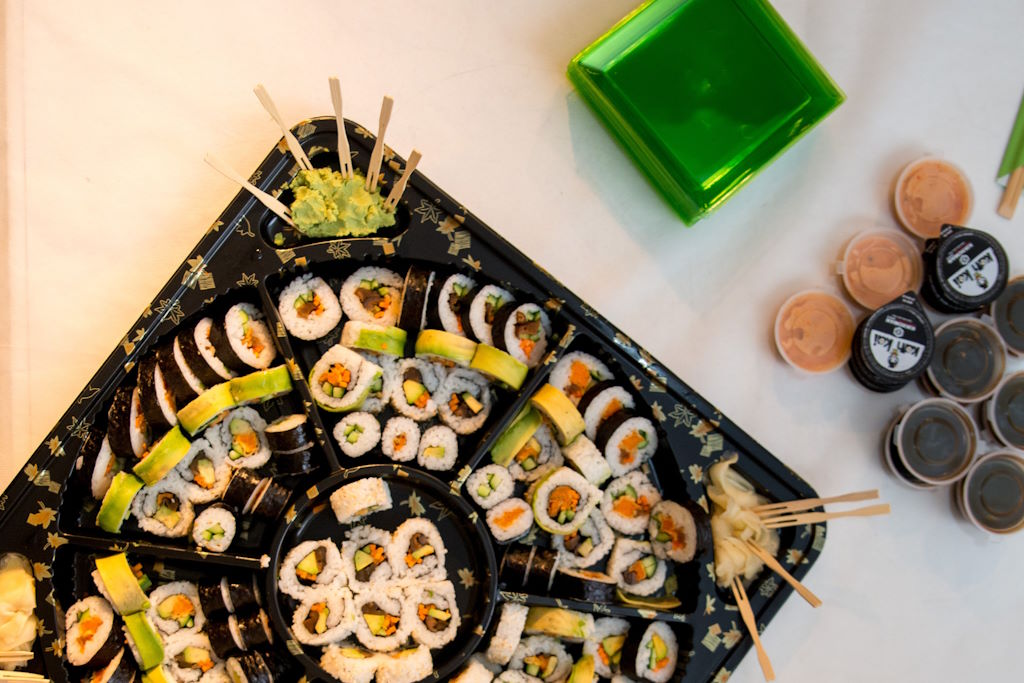El sushi se ha convertido en sinónimo de la cocina japonesa en todo el mundo, y España no es la excepción. Esta delicadeza consiste en arroz sazonado con vinagre, combinado con una variedad de ingredientes como pescado, mariscos, vegetales y, a veces, frutas. Existen varias formas de sushi, incluyendo el nigiri (bocados de arroz cubiertos con pescado), el maki (rollos envueltos en algas marinas) y el sashimi (pescado crudo sin arroz), cada uno ofreciendo una experiencia única de sabores y texturas. La popularidad del sushi ha crecido exponencialmente en España, siendo ahora un plato principal en muchos menús de restaurantes no solo japoneses sino también de cocina internacional.