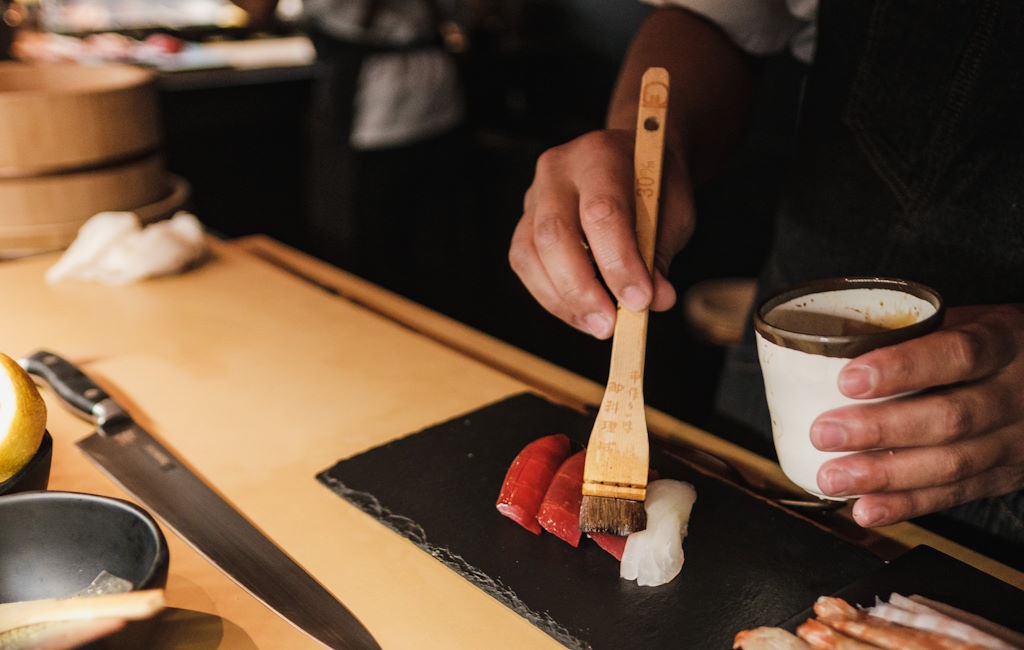 Cada una de estas técnicas ofrece una ventana única a la diversidad de la cocina japonesa, mostrando cómo diferentes métodos de cocción pueden resaltar los sabores, texturas y cualidades nutricionales de los alimentos de manera distinta, reflejando la riqueza y la complejidad de esta tradición culinaria.
